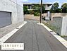 その他：前面道路が広く車の出入りもスムーズに行えます。周囲は閑静な環境で落ち着いた雰囲気が感じられます。道路沿いの美しいコンクリート外壁が印象的です。建物と道路の接道状況もしっかりと確認できます。