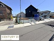 前面道路は幅員がしっかりと確保されており見通しの良い印象です。敷地までのアプローチもスムーズで車の出し入れがしやすそうです。周辺には住宅も多く落ち着いた雰囲気となっています。