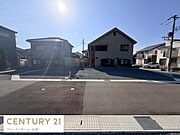 閑静な住宅街に位置し周囲には新しい住宅が建ち並んでいます。現地は日当たりが良好で開放感のある街並みが特徴的です。前面道路は広々としており車の進入もスムーズです。全体的に整った区画が印象的です。