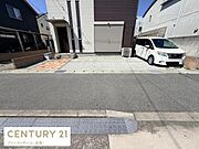 建物前面に広々とした駐車スペースがあります。車の出し入れがしやすい配置です。道路との段差も少なくスムーズな駐車が可能です。お車を複数所有の方にもおすすめできるスペースです。