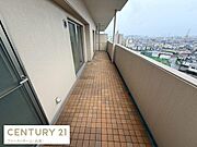 広々としたバルコニーは開放感のある空間を演出しています。タイル張りでお手入れも簡単です。周囲を見渡せる眺望がポイントです。ガラス戸からの出入りもしやすい設計です。