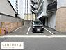 駐車場：建物すぐそばに位置する駐車場です。車両の出し入れがしやすい配置となっています。ゆとりのあるスペースが確保されており駐車もスムーズに行えます。舗装された地面でメンテナンスもしやすいのが特徴です。