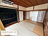 和室：障子と畳の組み合わせが特長の和室です。収納スペースやテレビ台も設置されており利便性が感じられます。続き間があるため空間が広く感じられます。天井や壁の木材が重厚感を演出しています。