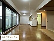 大きな窓からたっぷり光が入るリビングです。フローリングが明るく開放感のある空間となっています。隣接する和室との一体感も魅力です。キッチンからの見通しも良好で使い勝手の良い間取りです。