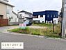 外観：周囲に住宅が並ぶ落ち着いた環境の現地土地写真です。道路に面しており出入りがしやすい形状です。現地の様子をしっかり確認できるため具体的なイメージが持ちやすい一枚です。整った区画で多様な検討が可能です。