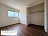 子供部屋：明るい窓から自然光が差し込む子供部屋です。収納力のあるクローゼットが設けられており整理整頓に便利です。床は落ち着いた色合いでどんなインテリアにも合わせやすいデザインです。