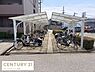 その他：屋根付きの駐輪場が敷地内に完備されています。自転車やバイクが並べやすいスペースです。敷地がしっかり整備されています。周囲には植込みが配置されています。駐輪場は通路も広く使いやすいです。
