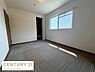 子供部屋：明るい日差しが差し込む子供部屋はシンプルな内装で使いやすい空間です。収納スペースも備わっていますのでお子さまの持ち物も整理しやすくなっています。カーペット調の床材が落ち着いた雰囲気を演出しています。