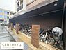 その他：屋根付きの自転車置き場で天候に左右されずに利用できます。広々としたスペースで駐輪もスムーズです。柱が設置されているため仕切りが明確で整理しやすいです。建物のすぐそばに配置されています。