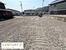 外観：広々とした敷地が特長の現地土地写真です。前面道路とのアクセスも良好で周囲は落ち着いた住宅が並んでいます。整地されており利用方法も幅広く検討できます。景観も開放的な印象です。