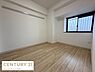 子供部屋：すっきりとした空間が広がる子供部屋です。明るいフローリングが室内を爽やかに演出しています。採光性のある窓付きで自然光が入りやすい設計です。壁面のデザインがシンプルで使いやすさが感じられます。