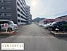 駐車場：敷地内に駐車場が設けられており車の出し入れがしやすい配置です。周辺には視界を遮るものが少なく見通しの良い環境です。駐車スペースが明確に区切られているため安心して利用できます。