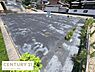 外観：日当たりの良い現地土地写真です。整地された敷地は管理が行き届いており余分な草木も少なく手入れがしやすい状態です。周囲には閑静な住宅が並び落ち着いた雰囲気の場所です。