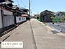 その他：静かな住宅街に位置し周囲に開放感があります。前面道路は幅があり車の出入りも安心です。青空が広がり日当たりにも期待できます。周辺には住宅や畑があり落ち着いた環境です。