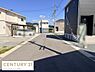 その他：現地写真から前面道路がゆとりのある幅で設計されていることがわかります。周囲は整然とした街並みが形成されています。開放感のあるエリアで落ち着いた雰囲気が感じられます。日当たりも良好な印象を受けます。