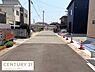 その他：前面道路が幅広く車の出し入れもしやすい環境です。舗装が施されており清潔感が保たれています。周囲には住宅が整然と並び落ち着いた雰囲気が感じられます。道路沿いの植栽や整った外構も印象的です。