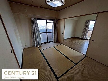 和室ならではの落ち着いた雰囲気が広がります。障子窓から自然光が差し込み室内が明るく感じられます。畳の上でゆったりと過ごせる空間です。隣接する洋室ともつながりがあり使い勝手の幅が広がります。
