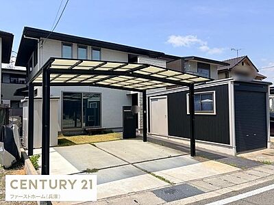外観:シンプルな外観デザインが印象的です。カーポート付で駐車も便利にご利用いただけます。外壁は落ち着いたカラーで統一感があります。お庭スペースも確保されています。エントランスも広々としています。 外観:シンプルな外観デザインが印象的です。カーポート付で駐車も便利にご利用いただけます。外壁は落ち着いたカラーで統一感があります。お庭スペースも確保されています。エントランスも広々としています。