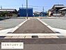 その他：前面道路が広く車の出入りがしやすい現地写真です。周辺は落ち着いた街並みが広がっており敷地の形状も整っています。生活利便性を考えた区画設計がされています。住宅の建築イメージも膨らみやすい現地写真です。