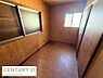 室内：木目調の壁と床が落ち着いた印象を与えるお部屋です。二面窓で採光が確保されています。使い勝手の良いコンパクトな空間です。収納スペースも備えています。無駄のないシンプルな造りです。
