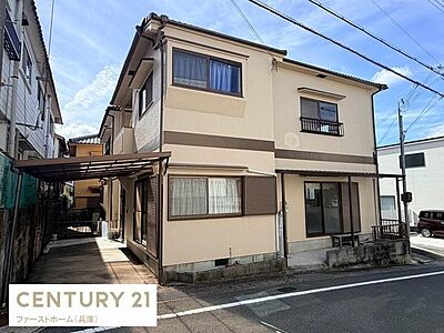 外観:明るい印象の外観が目を引きます。窓が多く採光にも配慮されたデザインです。しっかりとした造りが感じられる二階建ての建物です。道路に面しておりアクセスもスムーズです。 外観:明るい印象の外観が目を引きます。窓が多く採光にも配慮されたデザインです。しっかりとした造りが感じられる二階建ての建物です。道路に面しておりアクセスもスムーズです。