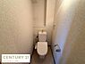 トイレ：壁紙が明るくすっきりとした印象のトイレです。温水洗浄便座や手洗い付きタンクを備えています。ペーパーホルダーやタオルリングも設置されています。コンパクトな空間ながら使い勝手が良いです。