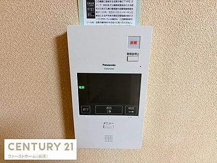 シンプルなデザインのインターホンが設置されています。操作がしやすい大きなボタン配置です。来客時の確認がスムーズに行えます。画面も見やすい仕様となっています。