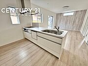シンプルで使いやすい設計のキッチン♪カウンターキッチンなので、リビングいるご家族と会話を楽しみながらお料理ができます♪標準で食洗器が付いています♪