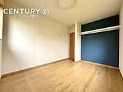 5.5帖の寝室です♪大きな寝具などを置いてもゆとりのありデスクなどを置いたりして趣味なども楽しめます♪しっかり日が差し込みますので気持ちの良い目覚めができる素敵な寝室になります♪