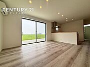 開放感あふれるリビングは、自然光に包まれた明るく心地よい癒しの空間。ダイニングと分かれたレイアウトで、家族がゆったり過ごせるリラックス空間を実現します。