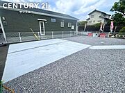 駐車場は3台駐車可能！※車種による。スペースも広く駐車が苦手な方でも楽に駐車可能です(^^♪