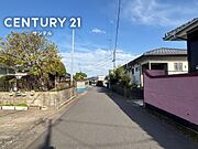 南側の前面道路です♪幅員約6メートルでゆとりがあります！
