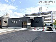 黒を基調とした落ち着きある平屋の外観。カーポート付きで雨の日も快適、外構工事まで完成済みのため追加費用を抑えてそのまま新生活を始められます。