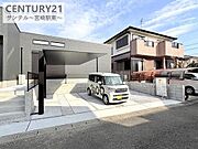 カーポートや外構工事済み。駐車場3台確保可能！