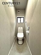 トイレが2か所ございます。クリーンな内装で、毎日使う場所だからこそ、気持ちよく過ごせる空間に仕上げました。