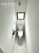 1階のトイレ♪換気できる小窓付きのトイレです！温水洗浄暖房便座でございます(^^♪