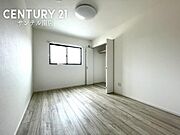 5帖の洋室南側に面しており採光もバッチリ！クローゼットも完備しております！お子様のお部屋にいかがでしょうか(^^♪