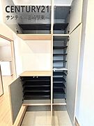 シューズボックス付きで、家族全員の靴もすっきり収納。玄関まわりが片づきやすく、いつでも気持ちよくお客様を迎えられます。