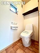 トイレが2か所ございます。白を基調としたクリーンな内装で、毎日使う場所だからこそ、気持ちよく過ごせる空間に仕上げました。