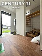 正面の壁がクローク内部を程よく遮るため、急な来客時も生活感を見せずに綺麗な玄関をキープ。ホール側からもクロークの靴をサッと出し入れできる便利なレイアウトで、毎日の出入りが劇的にスムーズになります。