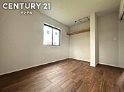 お部屋の一角にはハンガーパイプと枕棚付きの収納エリアを完備。扉がないオープン仕様のため、毎日の衣類の出し入れがスムーズで、空間をより広く感じられます。お好みのカーテン等で目隠しアレンジも可能です。