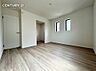 洋室：夫婦の主寝室に最適な2階で一番広いお部屋。奥には独立したフリーコーナーが配置されており、テレワーク用の書斎や趣味の作業スペースなど、日々のライフスタイルに合わせてマルチに大活躍する間取りです。