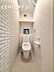 トイレ：ウォシュレット付きのトイレです♪広々として落ち着いた空間のお手洗いになります♪開閉可能な窓付きです！