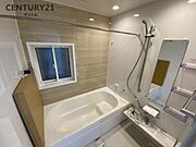 足を伸ばしてゆっくり入ることができる1坪の浴槽♪小窓もついており、換気もできます。