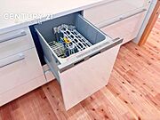 食洗機を標準装備。洗い物の時間を短縮でき、手洗いの負担を軽減。家族との時間を大切にできる設備です。