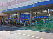 ハックドラッグ戸塚上倉田店まで1396m、戸塚駅東側、アピタの向かいにあるドラッグストアです。