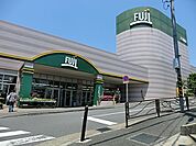 FUJI上野川店まで567m、閑静な住宅街の中にあるスーパー。夜22時まで営業しています。