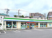 ファミリーマート鶴見荒立店まで680m、国道1号線の荒立交差点にあるデニーズを曲がったところにあるコンビニ。駐車場も広めです。
