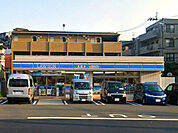 ローソン駒岡一丁目店まで1759m、環状2号線沿いにあるコンビニ。駐車場も広く便利です。