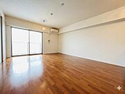 南向きの大きな窓から自然光がたっぷりと降り注ぐ、明るく開放的なリビングダイニングです。